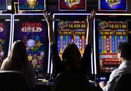 PK66 Live Casino ဂိမ်းခန်းမ — အိမ်ရှင်မများနှင့် ကစားနေသောမြင်ကွင်း